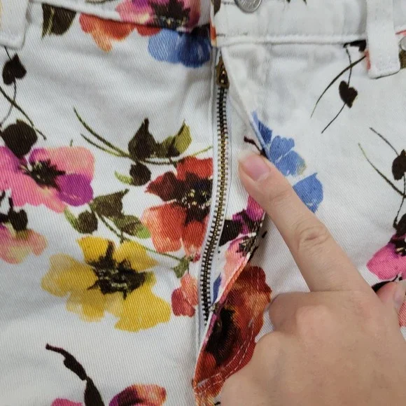 Gloria Vanderbilt Amanda Floral Shorts Womens 14 White Pink Orange Blue - Picture 3 of 13